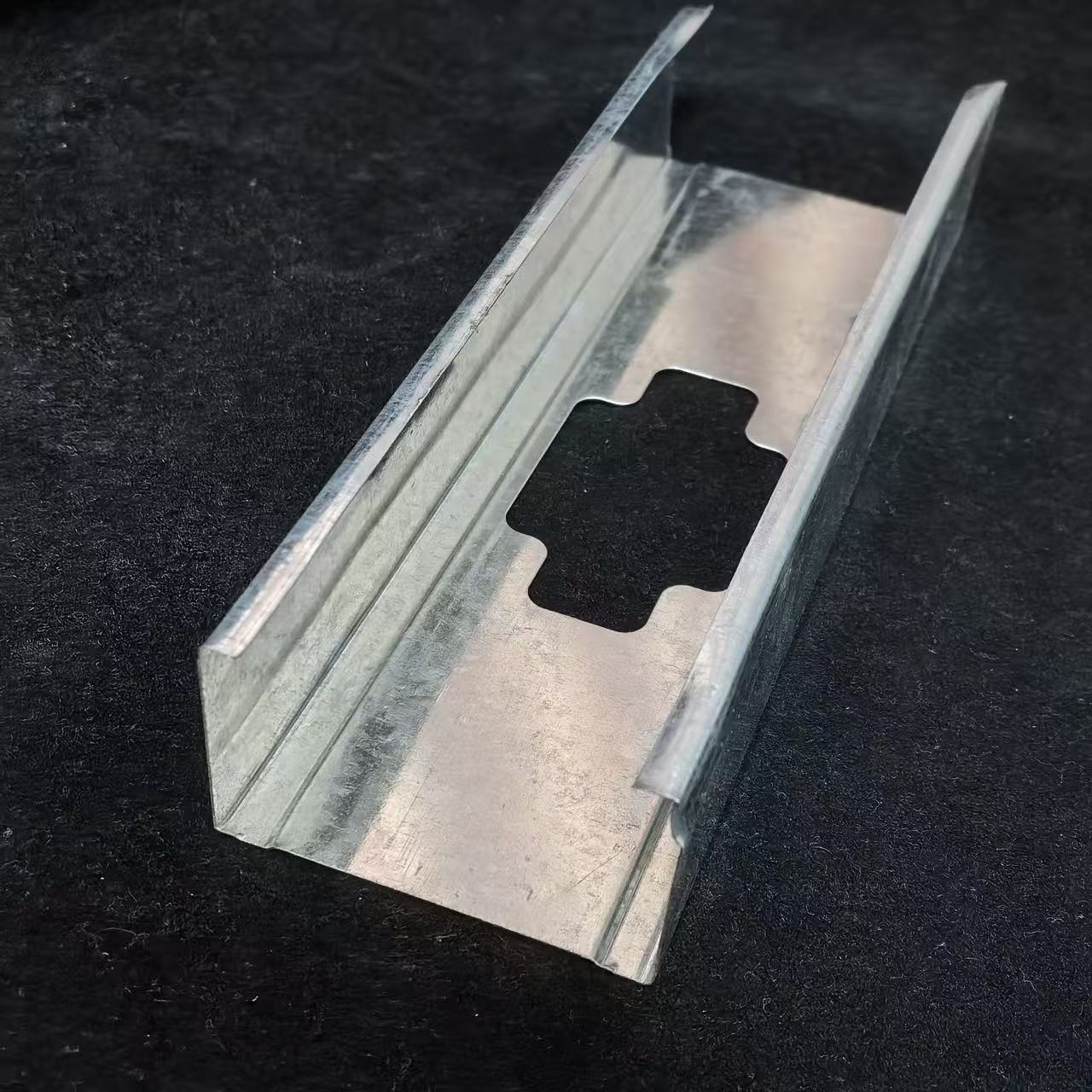 Light Gauge 180G Zinc Hot Dipped Galvanized 50Mm 75Mm 100Mm Steel Stud Wall