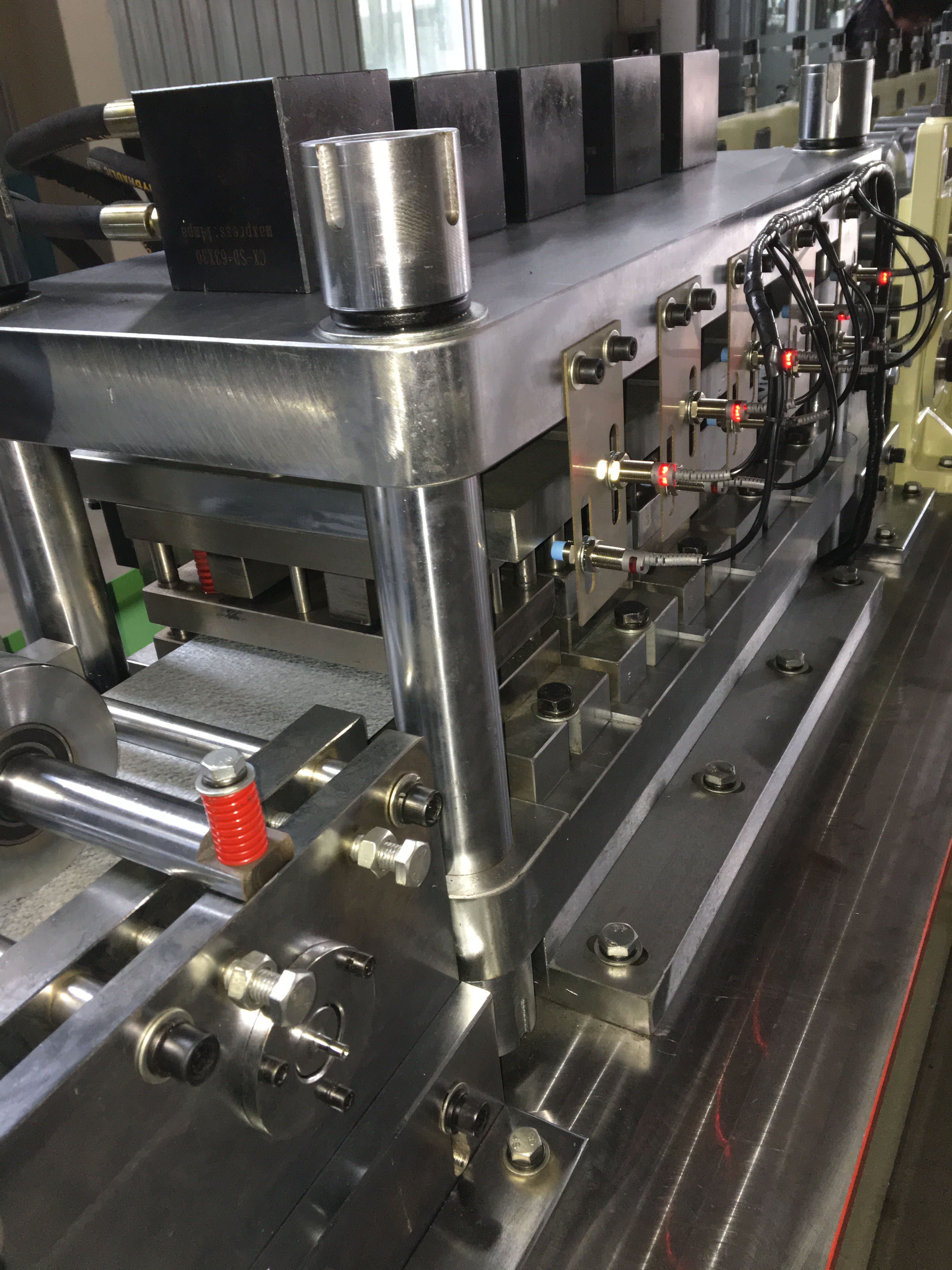 Automatic Light Gauge Steel Framing Machine for C75 C89 C140 Steel Frame Production