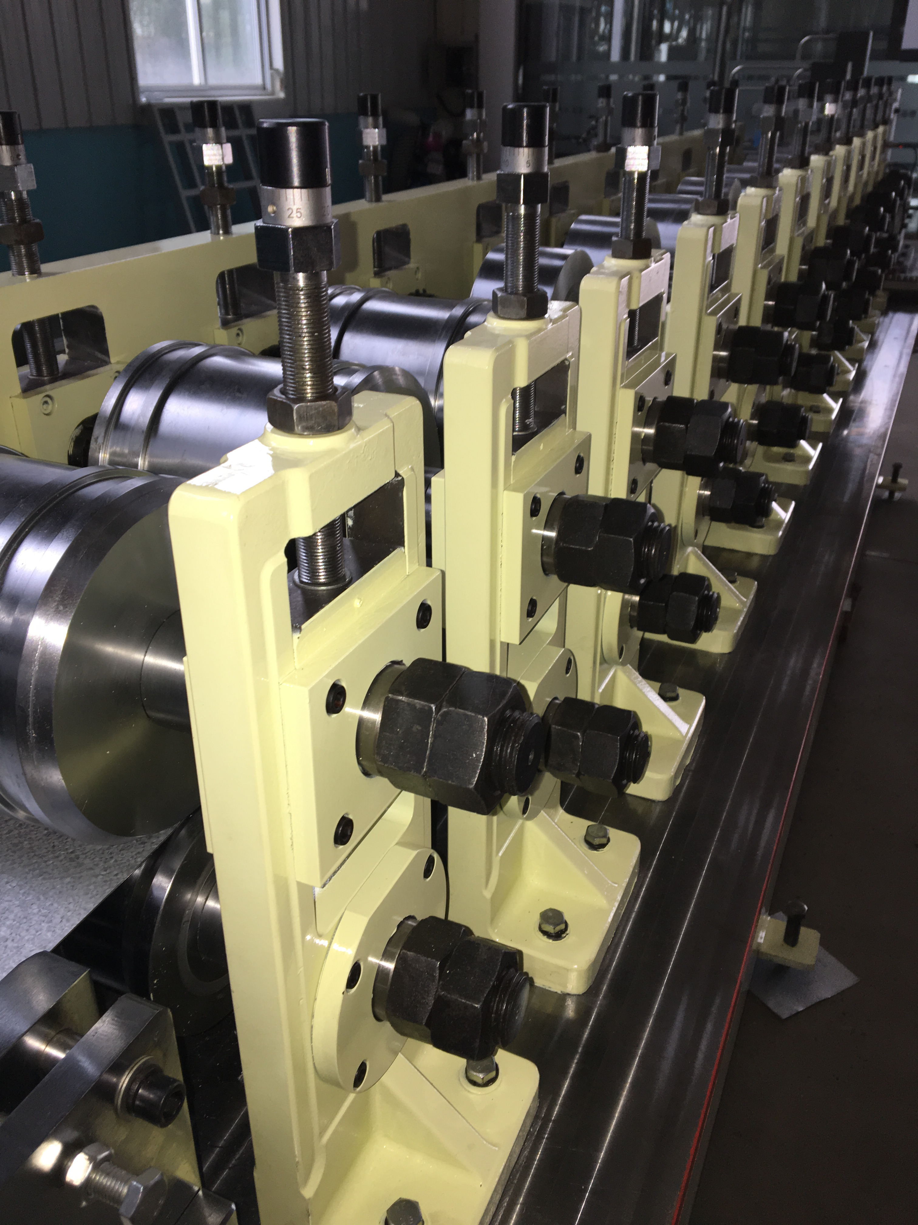 Automatic Light Gauge Steel Framing Machine for C75 C89 C140 Steel Frame Production