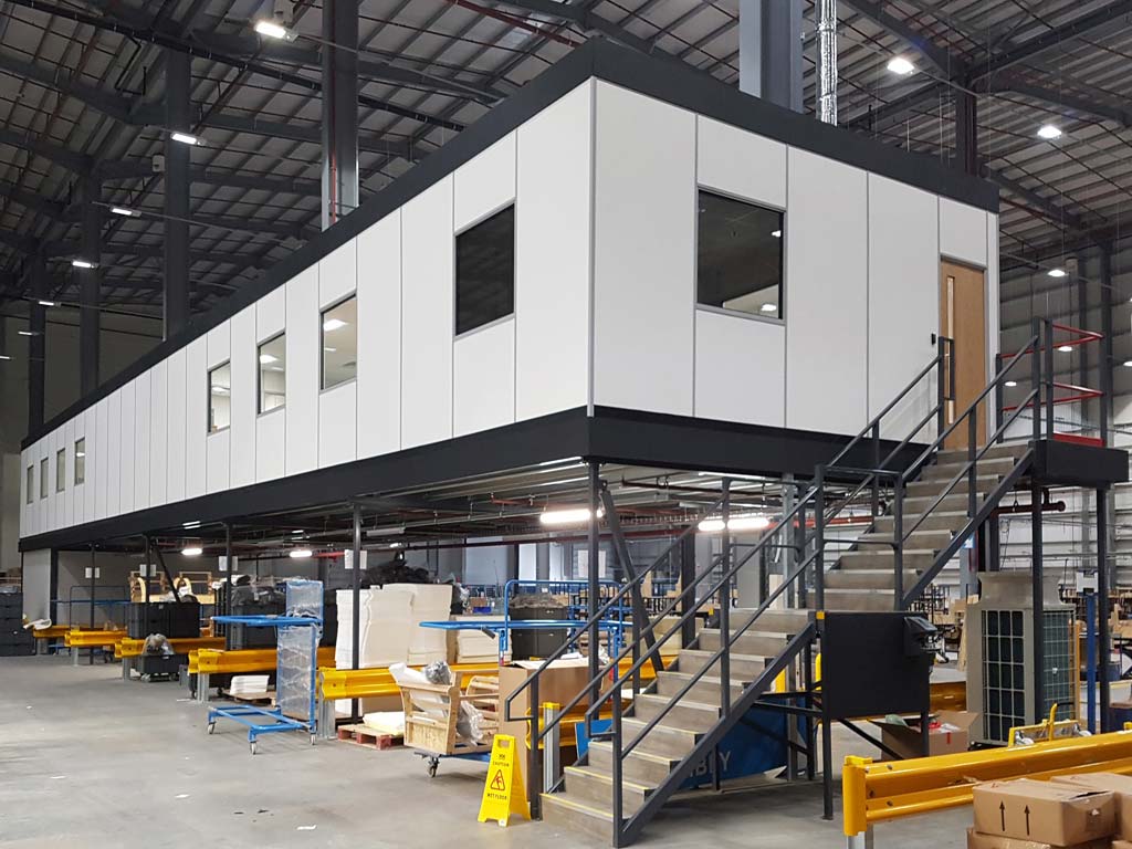 Sandwich panel mezzanine office construction with integrated heat insulation